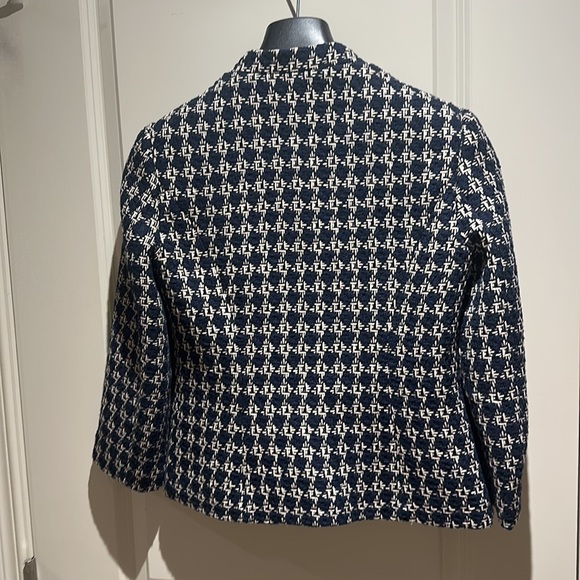 Banana Republic Blazer. Size 4. Blue and white stitched pattern - Picture 5 of 5